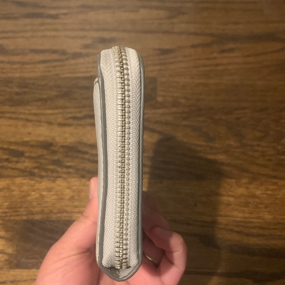 Marc Jacobs Empire City Travel Wallet with Strap light gray - Picture 3 of 16